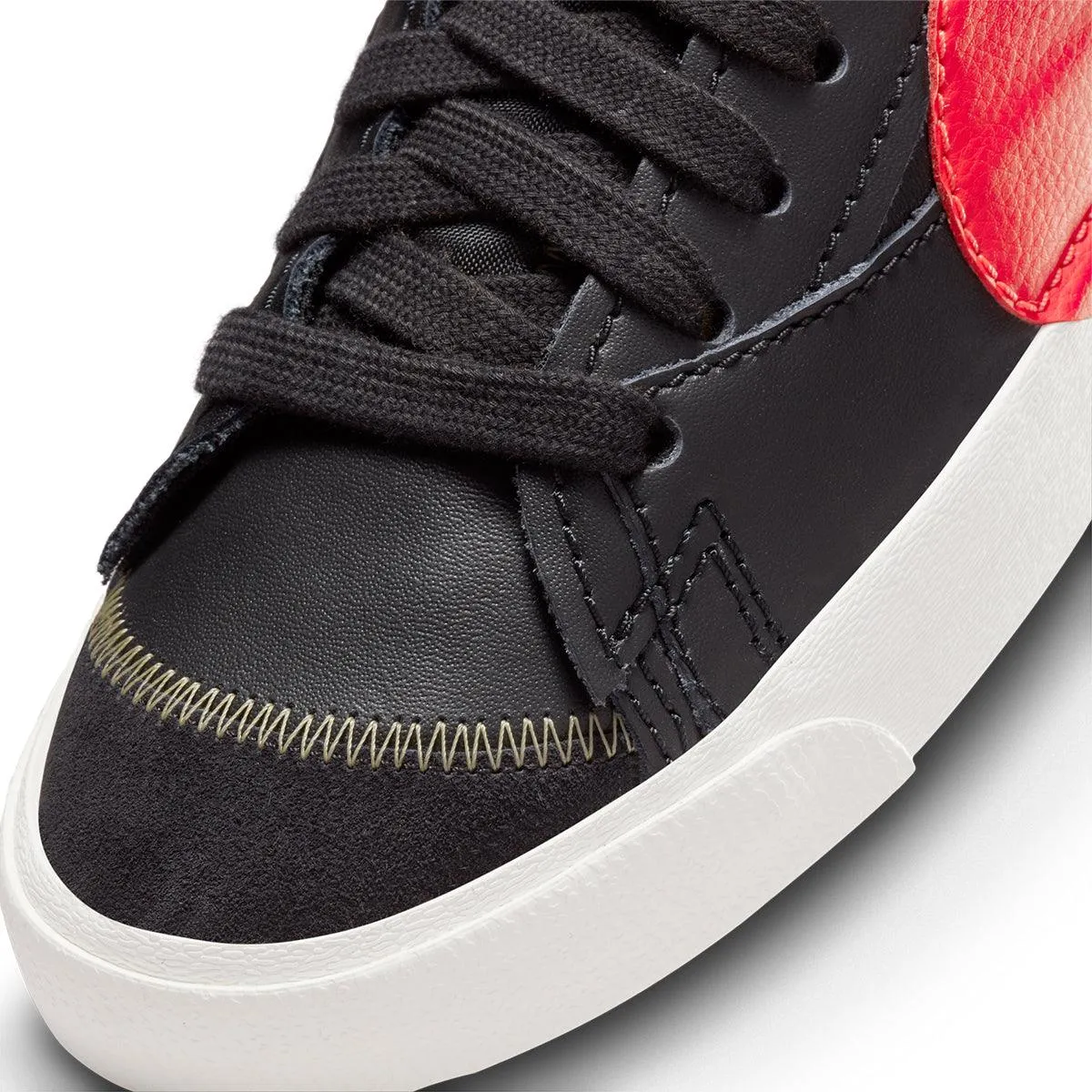 Blazer Mid '77 Jumbo 'Black Bright Crimson'