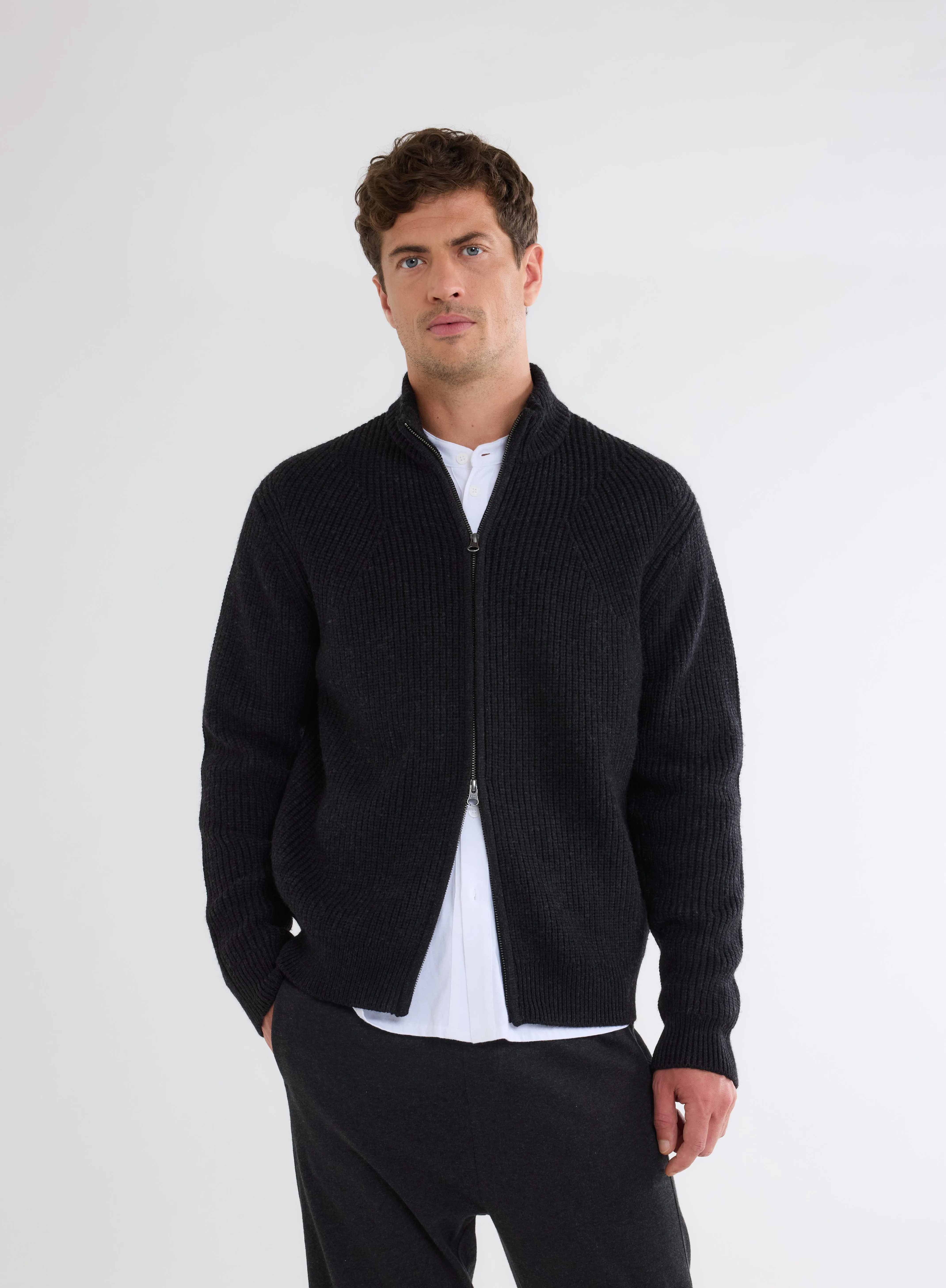 Gilet Zippé Noir Chiné à Grosse Maille Col Montant Manches Longues en Laine Merinos