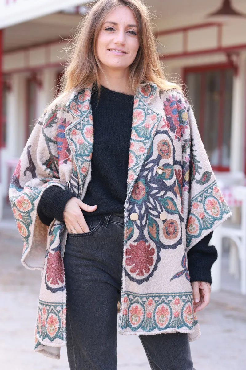 Manteau cape en feutrine façon laine bouillie taupe motif arabesques et fleurs colorées