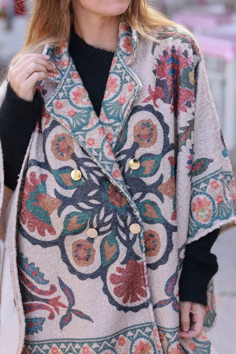 Manteau cape en feutrine façon laine bouillie taupe motif arabesques et fleurs colorées