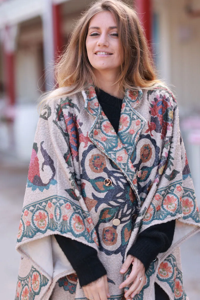 Manteau cape en feutrine façon laine bouillie taupe motif arabesques et fleurs colorées