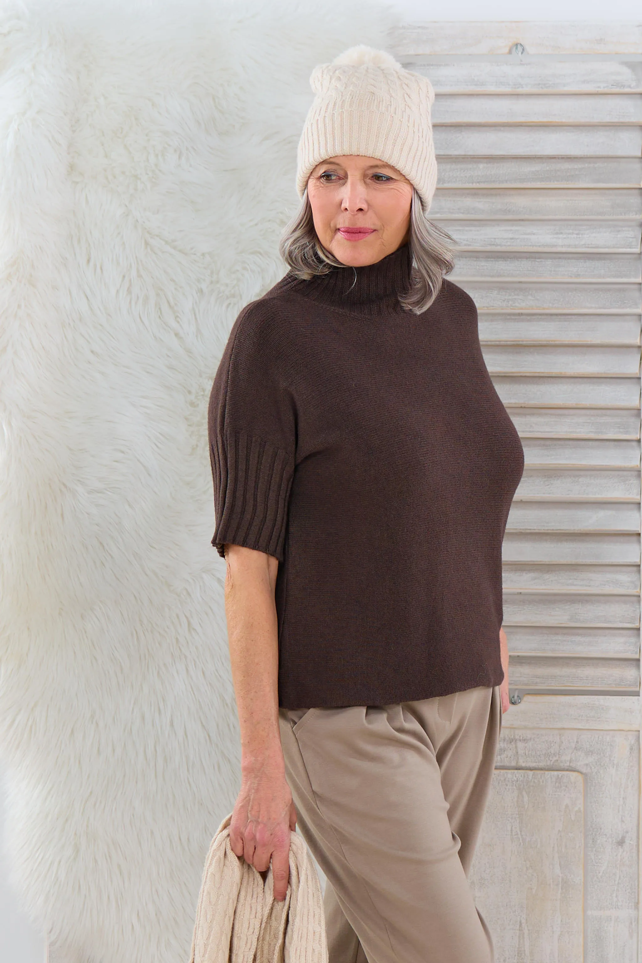 Weicher Kurzarm Pulli mit turtleneck, braun